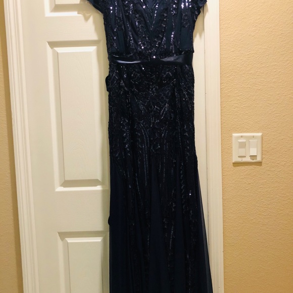 Long navy blue sequenced gown - Picture 8 of 8